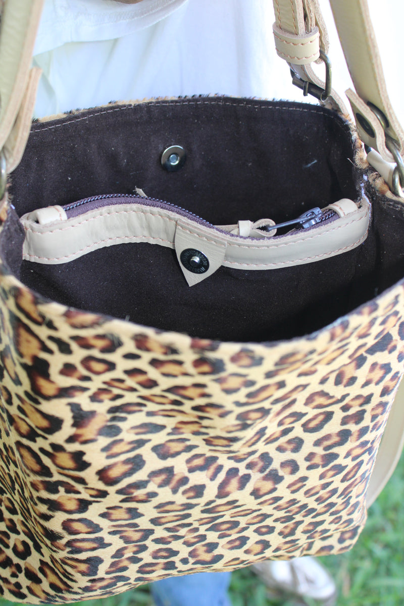 LEOPARD PRINT BUCKET BAG WITH LATTE BONE LEATHER.