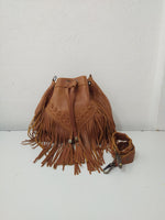 BRAIDED FRINGE BUCKET BAG IN BROWN LEATHER